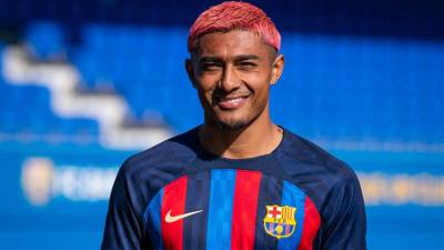 Julián Araujo se mostró feliz en su presentación como nuevo jugador del Barcelona.