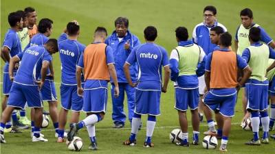 'Primitivo' Maradiaga hablando con sus jugadores en el reconocimiento de cancha de El Salvador en el estadio Azteca. Foto AFP