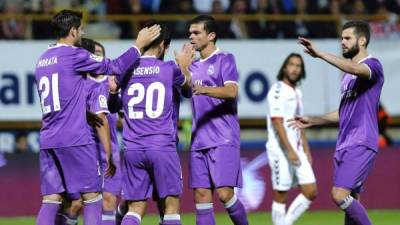 Los jugadores del Real Madrid celebrando un gol de Marco Asensio ante el Cultural Leonesa, en el estadio Reino de León. Foto EFE