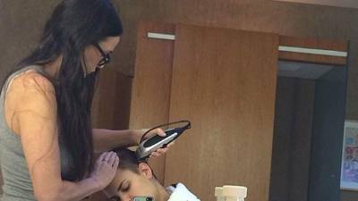 Demi Moore le da un corte al mejor estilo G.I. Jane.