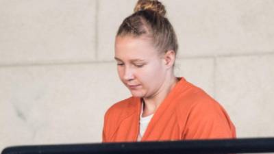 Vestida con uniforme naranja, engrillada de pies y manos, Winner dijo en el tribunal que asumía la responsabilidad. AFP