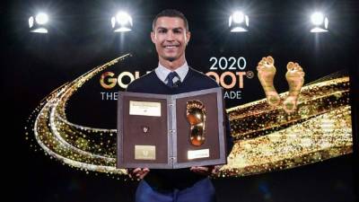 Cristiano Ronaldo, feliz posando con su nuevo galardón.