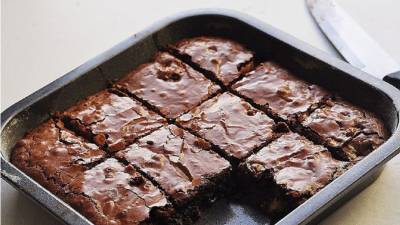 Este rico postre es fácil de hacer a base de chocolate.