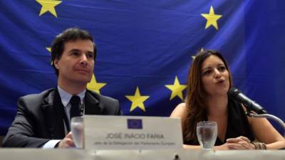 El jefe de la Misión Observadora del Parlamento Europeo, José Inácio Faria y la diplomática europea Marias Matias. AFP.