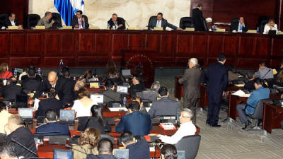 El encargado de leer los nombres de los integrantes de las comisiones fue el secretario de la junta directiva, Mario Pérez.