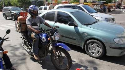 Un motociclista en una de las calles de la ciudad.