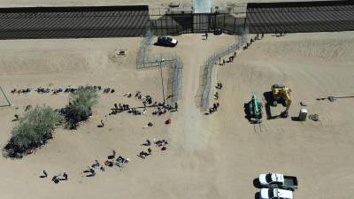 Fotografía aérea que muestra a migrantes en la frontera con Estados Unidos, este jueves en Ciudad Juárez (México).