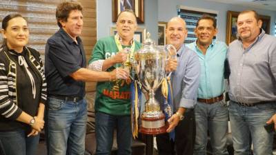 El alcalde Armando Calidonio recibió a directivos del Marathón y la ansiada noeva Copa que conquistaron.