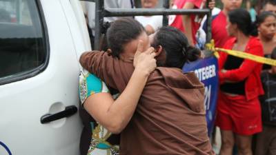 La familia de Edwar Medardo y Héctor Daniel Figueroa, impotentes, se consuela ante el dolor de la pérdida de tío y sobrino que fueron ejecutados por desconocidos ayer en la madrugada.