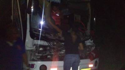 Así quedó un bus del servicio interurbano de la empresa COTRAIPBAL que cubre la ruta Trujillo-San Pedro Sula.