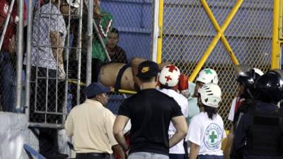 El aficionado del Marathón fue auxiliado por la Cruz Roja. Foto Juan Salgado