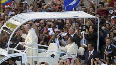 Miles de peregrinos de la Jornada Mundial de la Juventud (JMJ) saludaron con entusiasmo al papa Francisco en su recorrido a bordo del papamóvil.