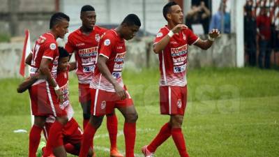 Los jugadores de la Real Sociedad celebrando el primer gol ante Marathón anotado por Shannon Welcome. Foto Javier Rosales