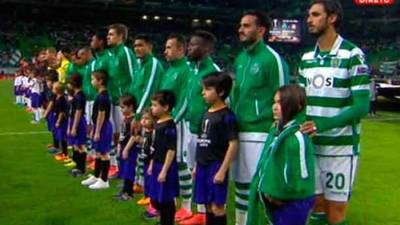 Bryan Ruiz le dio su suéter a la niña que tenía frío.