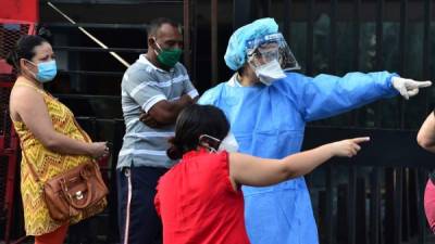 Las próximas dos semanas son cruciales para que los contagios de COVID-19 disminuyan en Honduras. Fotos: AFP