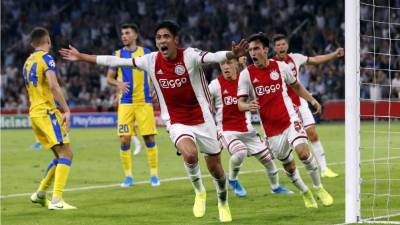 El mexicano Edson Álvarez marcó un gol para el triunfo del Ajax contra el APOEL. Foto AFP