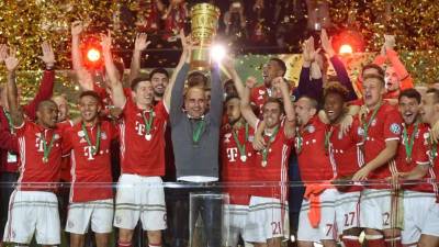 Pep Guardiola levantó el trofeo de la Copa de Alemania en su despedida del Bayern Múnich. Foto AFP