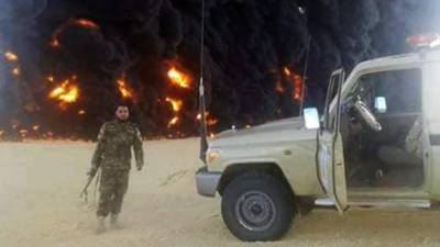 El enorme incendio puede observarse a varios kilómetros de distancia.