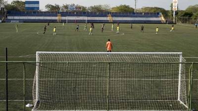 Fotografía de un partido de la Primera División entre Deportivo La Sabana y Walter Ferreti sin aficionados debido a las medidas contra el coronavirus, en el estadio Nacional el 15 de abril en Managua. Foto EFE