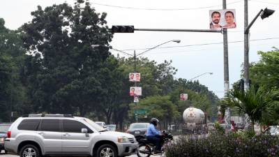 Los semáforos ubicados en la entrada de la colonia Fesitranh están apagados, según autoridades hoy los repararán.