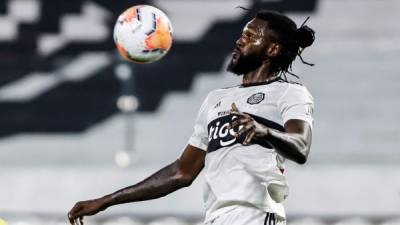 Emmanuel Adebayor tuvo que finalizar su vínculo con Olimpia, tras cinco meses de haber llegado al club paraguayo. Foto EFE