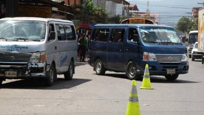 Un bus rapidito de la ruta 7 circula por las calles sampedranas, seguido de la ruta 2.