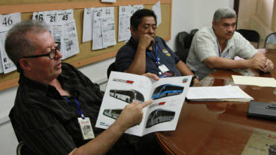 Nelson Fernández y miembros de Intrase mostraron el proyecto, que será parecido al Trans-450 de la capital.