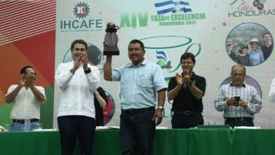 El presidente Juan Orlando Hernández entregó al premio a Óscar Ramírez Valerio.