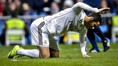 El delantero portugués Cristiano Ronaldo, de rodillas y dando la sensación de querer golpear la hierba tras una ocasión fallada.