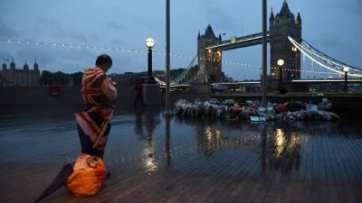Un hombre se para bajo la lluvia en el parque Potters Field, cerca del famoso Puente de Londres, cerca del cual se efectuaron los ataques del pasado sábado.