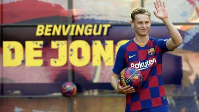 Frenkie de Jong saludando a los aficionados del Barcelona en su presentación en el Camp Nou. Foto AFP