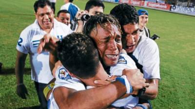 Los hondureños se fundieron en un abrazo llenó de lágrimas para celebrar la clasificación. Fotos archivo
