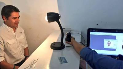 El presidente de Honduras, Juan Orlando Hernández, en el momento cuando renueva su licencia de conducir.