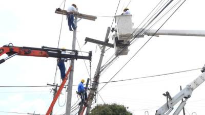 Empleado de la estatal realiza trabajos de mantenimiento en el sistema de energía eléctrica. Foto: Amilcar Izaguirre.