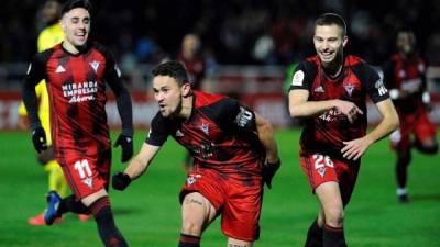 Los jugadores del Mirandés, Matheus Aias (c), Franquesa (d) y Merquelanz (i), celebran el triunfo ante el Villarreal. Foto EFE