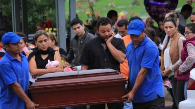 Familiares y amigos le dieron ayer el último adiós a la pequeña Malena Banegas, quien murió atropellada el miércoles por un rapidito de la Ruta 2.