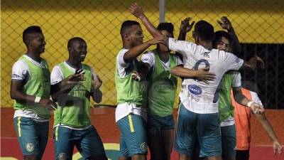 Los jugadores del Juticalpa FC celebrando uno de los goles ante Honduras Progreso. Foto Neptalí Romero
