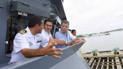El presidente colombiano Juan Manuel Santos y su homólogo hondureño Juan Orlando Hernández durante una visita a un buque logístico. AFP
