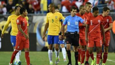 El árbitro uruguayo Andrés Cunha concedió un gol con la mano a Perú y eliminó a Brasil de la Copa América Centenario. Foto AFP