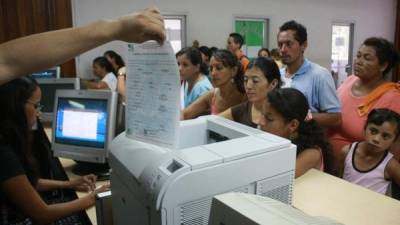 Empleada del Registro mientras emite una partida de nacimiento de un recién nacido.