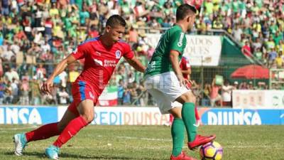 Jonathan Paz marcando a 'Rambito' Rodríguez.