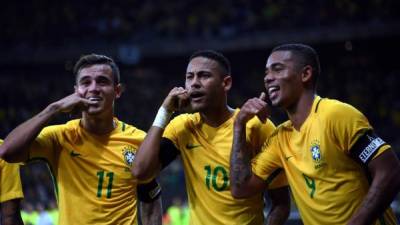 Coutinho, Neymar y Gabriel Jesus celebrando uno de los goles de Brasil ante Argentina. Foto AFP