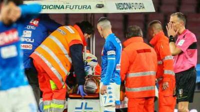El portero internacional colombiano del Napoli, David Ospina, ha dado el susto en Italia este domingo tras desplomarse en el césped en pleno partido que disputaban ante el Udinese. FOTOS AFP.