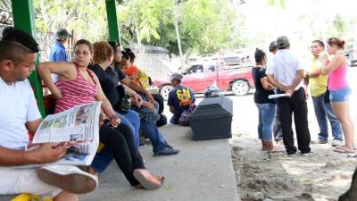 Familiares de los cinco jóvenes ultimados en Choloma llegaron ayer a la morgue forense a reclamar sus cuerpos.