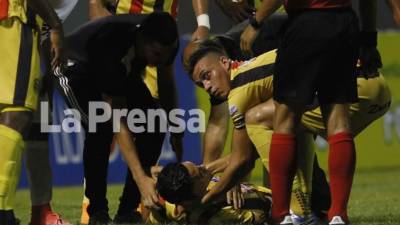 Allans Vargas salió del campo en camilla tras el duro golpe en la cabeza.