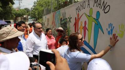 Junto con el alcalde Alexander López y otros funcionarios, la viceministra de Seguridad, Alejandra Hernández, coloca la huella de su mano en murales en El Progreso. Fotos: Efraín Molina.