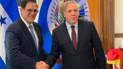 El canciller hondureño Lisandro Rosales saluda al secretario general de la OEA, Luis Almagro.