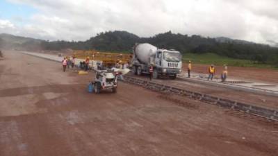 Así se encuentran los trabajos de construcción de la pista en Río Amarillo en Santa Rita, Copán.