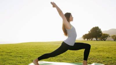 Las posturas del yoga ayudan a la embarazada a aliviar los dolores de espalda.