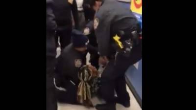 Según los medios locales, dos agentes de la Oficina de Recursos Humanos implicados en el arresto han sido 'asignados a otros deberes' mientras se investiga lo sucedido.